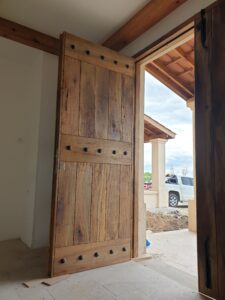 Puerta y Diseño - Puertas de madera rustica en Livenza Spazio Urbano Canning