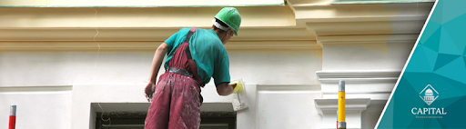 Tarquini - Hombre aplicando tarquini en pared exterior.