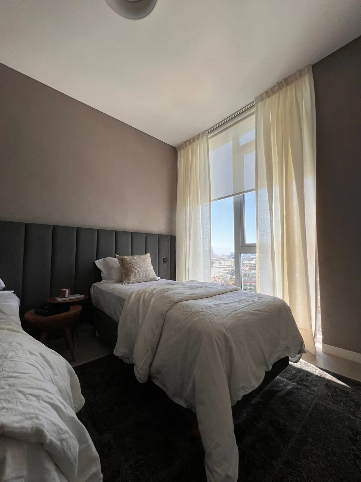 Wincort Design imagen Habitacion, cama y cortinas